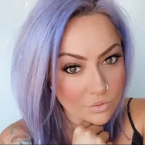 Meet your Posher, Toni:) I’m New so give me a follow ⭐️ - Picture 1 of 1